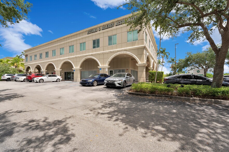 400 N Hiatus Rd, Pembroke Pines, FL for lease - Building Photo - Image 1 of 25