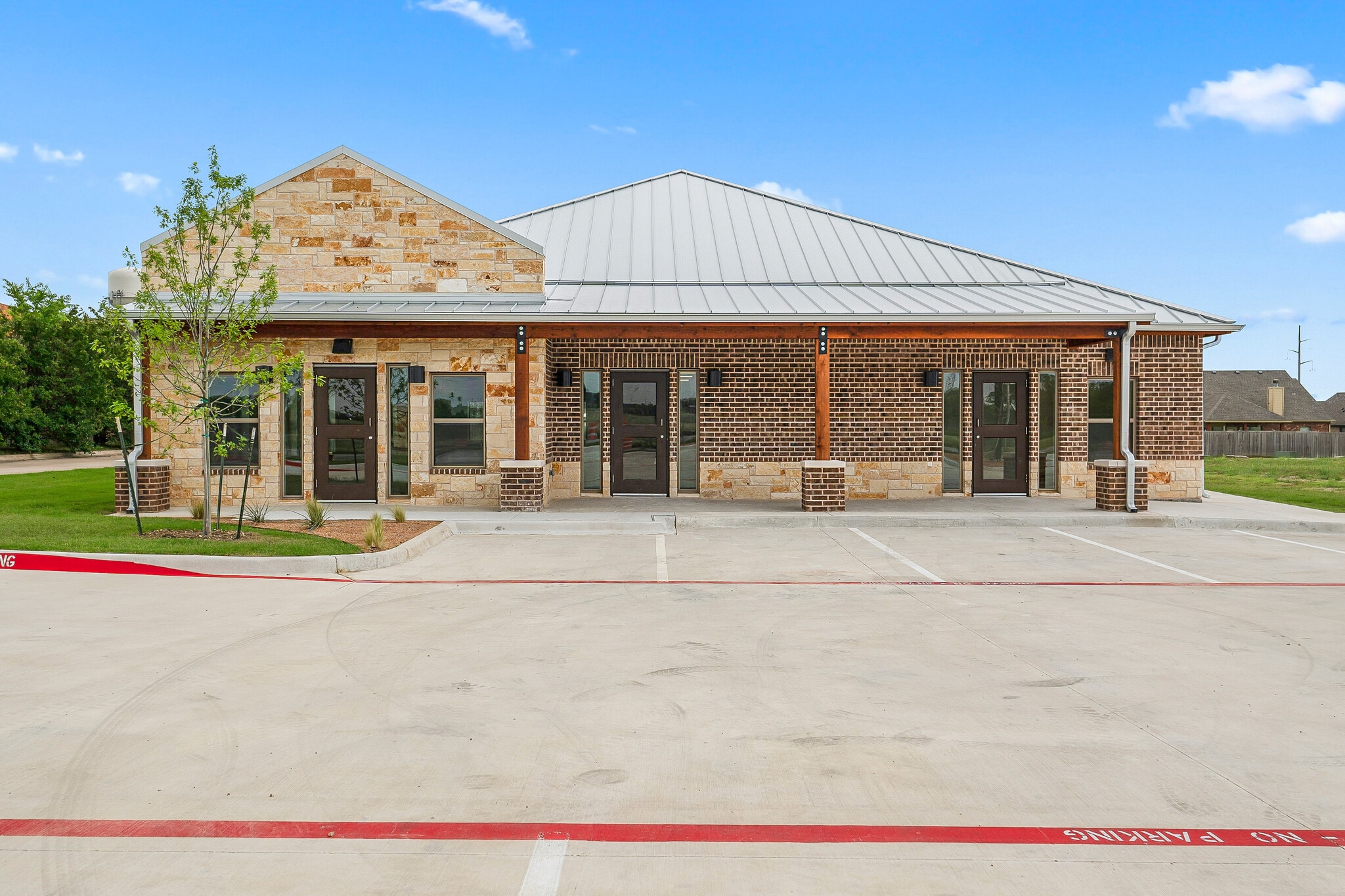 1660 W Chapman Dr, Sanger, TX for lease Building Photo- Image 1 of 6