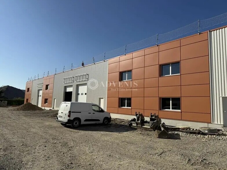 Flex dans Chassieu à louer - Photo du bâtiment - Image 2 de 7