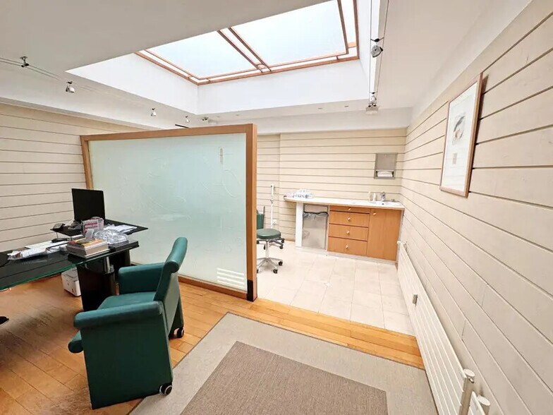 Office in Paris for sale - Interior Photo - Image 2 of 7