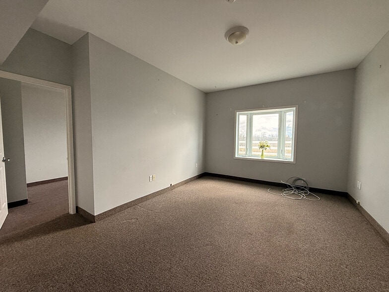 512 Thunder Bridge Rd, Lindsay, ON for sale - Primary Photo - Image 1 of 8