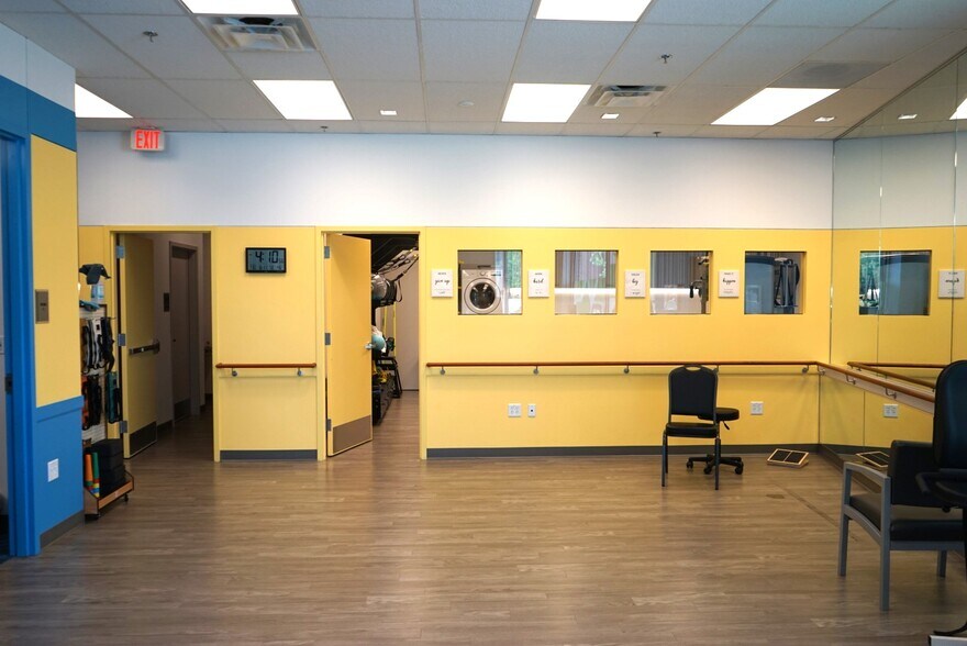 4299 Chantilly Shopping Center Dr, Chantilly, VA à louer - Photo intérieure - Image 3 de 5