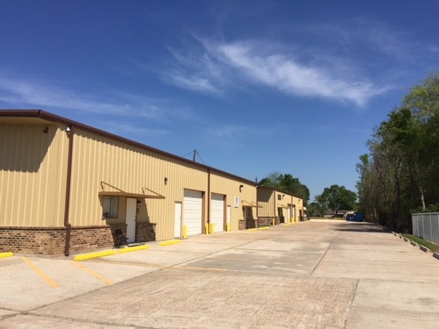 1930 W Cardinal Dr, Beaumont, TX for lease - Primary Photo - Image 2 of 19