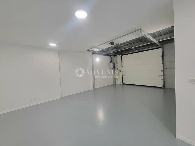 Flex in Villeneuve-la-Garenne for lease - Interior Photo - Image 2 of 7