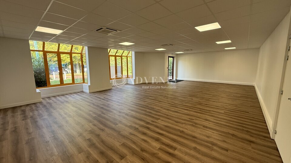 Flex in Croissy-Beaubourg for lease - Interior Photo - Image 3 of 6
