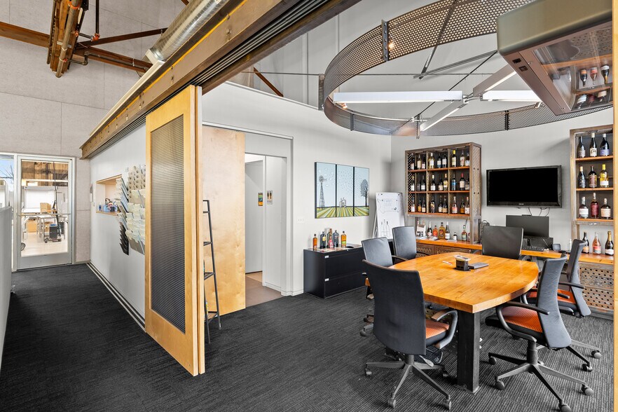 Track 7 NW Industrial Condominiums portefeuille de 2 propriétés à vendre sur LoopNet.ca - Photo intérieure - Image 3 de 27