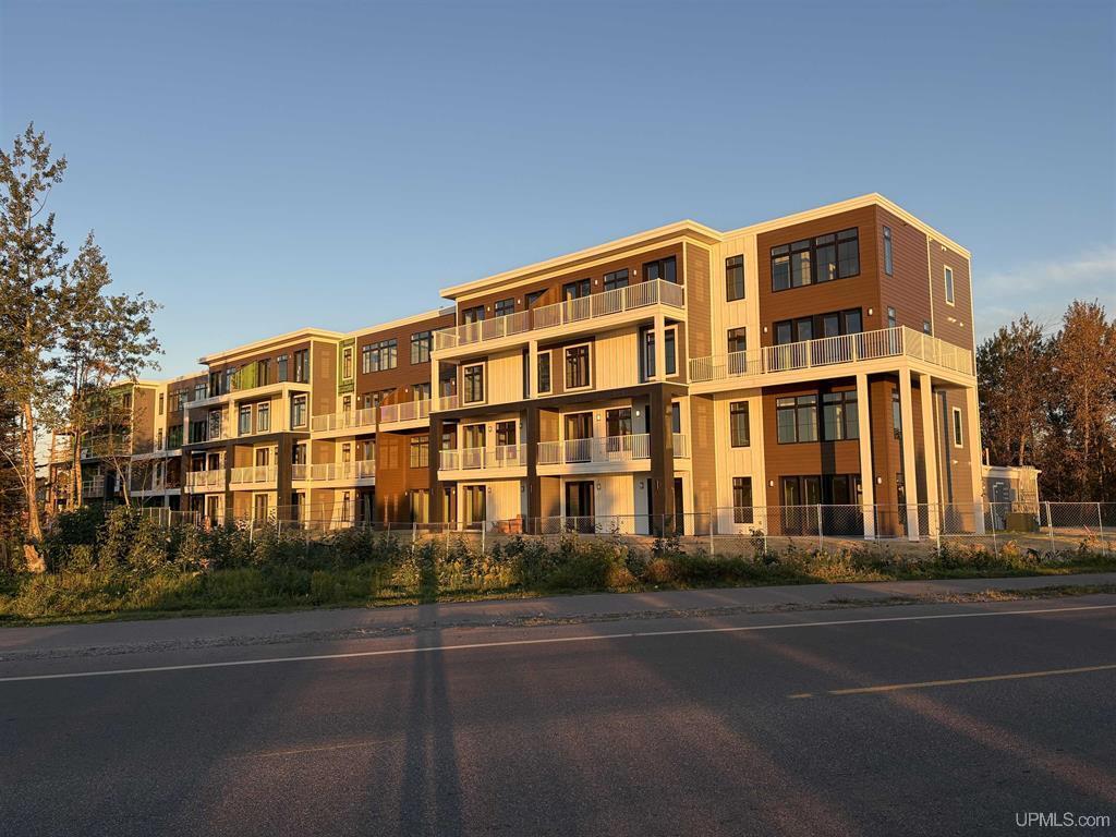 2401 Lakeshore Blvd, Marquette, MI 49855 - Unit 5-27 -  - Interior Photo - Image 1 of 15