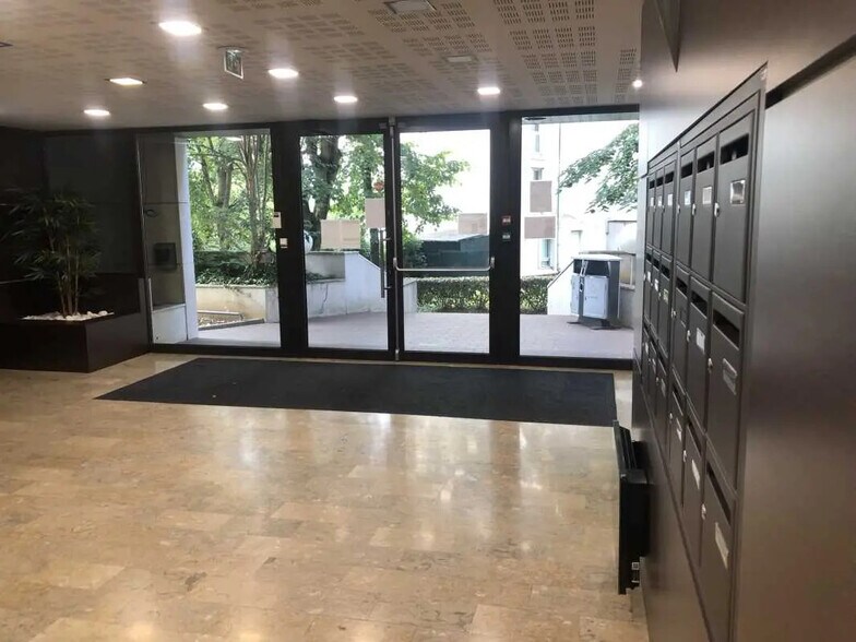 Office in Lognes for lease - Lobby - Image 2 of 8