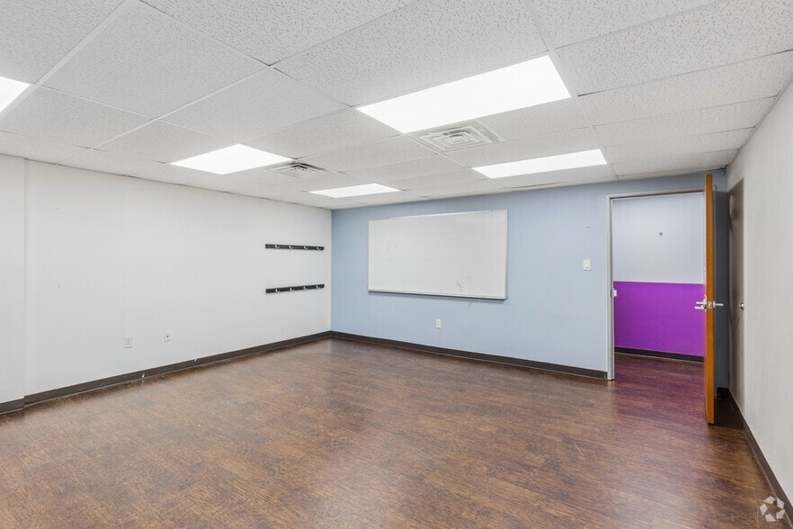 Osler Medical Office - 2801 Osler Drive portfolio of 2 properties for sale on LoopNet.ca - Interior Photo - Image 3 of 13