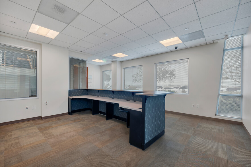 855-865 Aviation Dr, Camarillo, CA for lease - Building Photo - Image 3 of 11