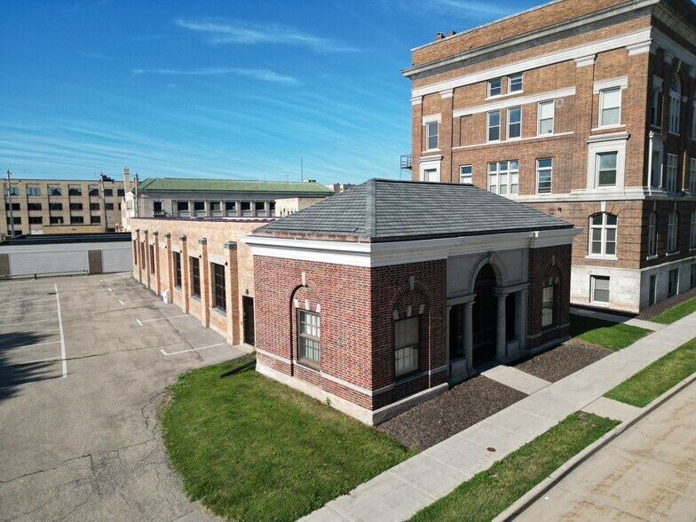 115 Washington Ave, Oshkosh, WI à vendre - Photo du bâtiment - Image 2 de 14