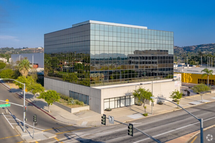 800 S Barranca Ave, Covina, CA à louer - Photo du bâtiment - Image 3 de 17