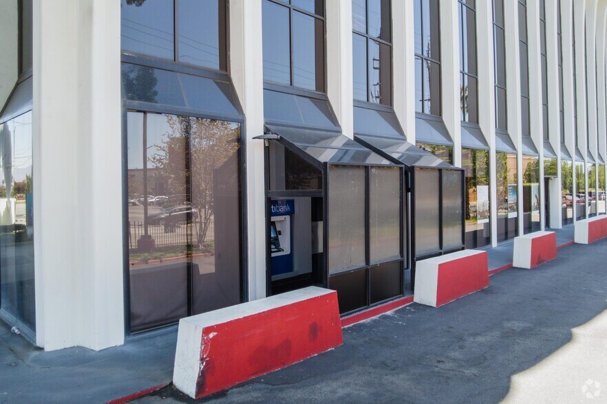 16800 Devonshire St, Granada Hills, CA à louer - Photo du bâtiment - Image 3 de 4