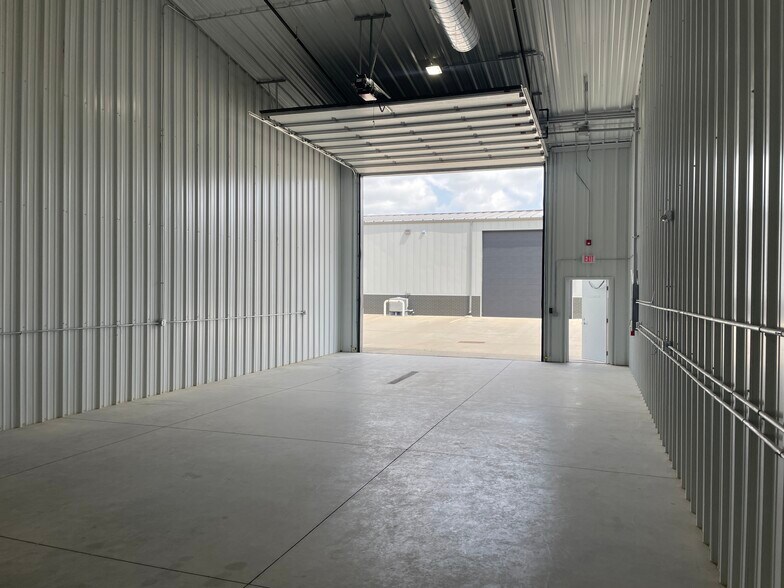 3301 111th St, Urbandale, IA à vendre - Photo du bâtiment - Image 3 de 5