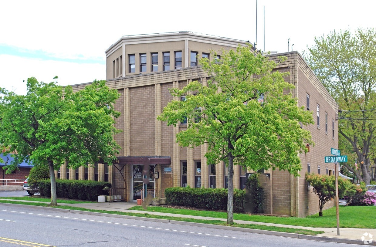 690 Broadway, Massapequa, NY for lease Primary Photo- Image 1 of 4