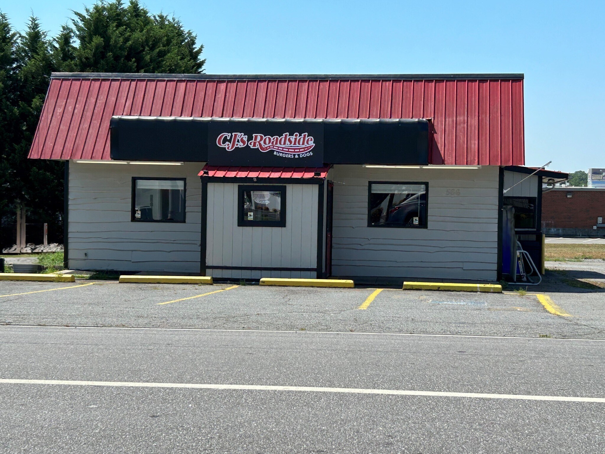 566 E Main St, Yadkinville, NC for lease Primary Photo- Image 1 of 9