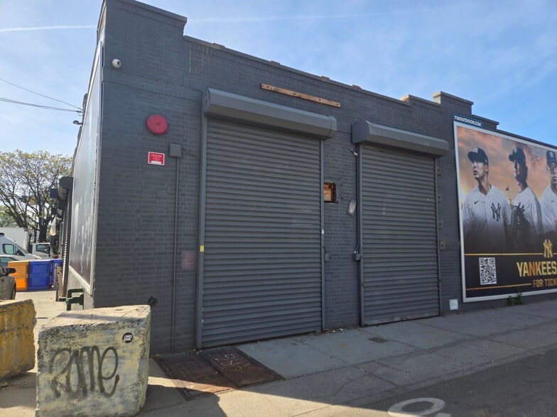 51 Van Brunt St, Brooklyn, NY for lease - Building Photo - Image 1 of 6