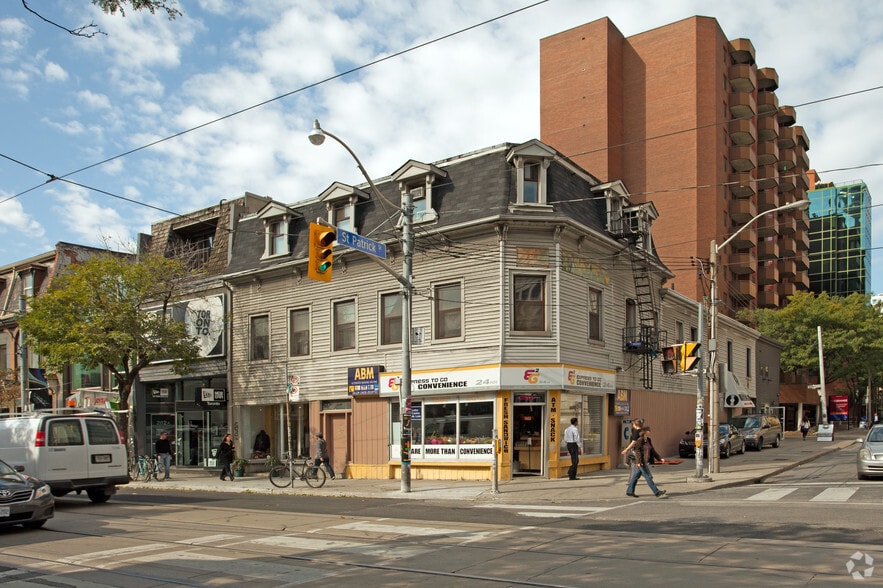 198-200 Queen St W, Toronto, ON for lease - Primary Photo - Image 1 of 2