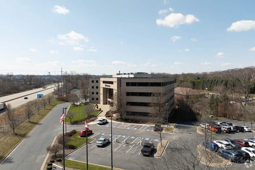 3700 Embassy Pky, Akron, OH à louer - Photo du bâtiment - Image 3 de 7