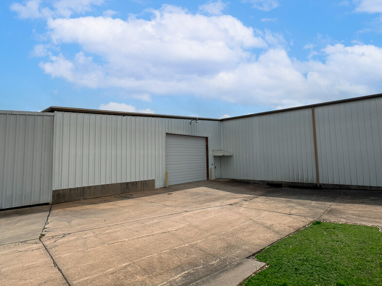 1703 Industrial Blvd, Brenham, TX for lease - Building Photo - Image 1 of 7