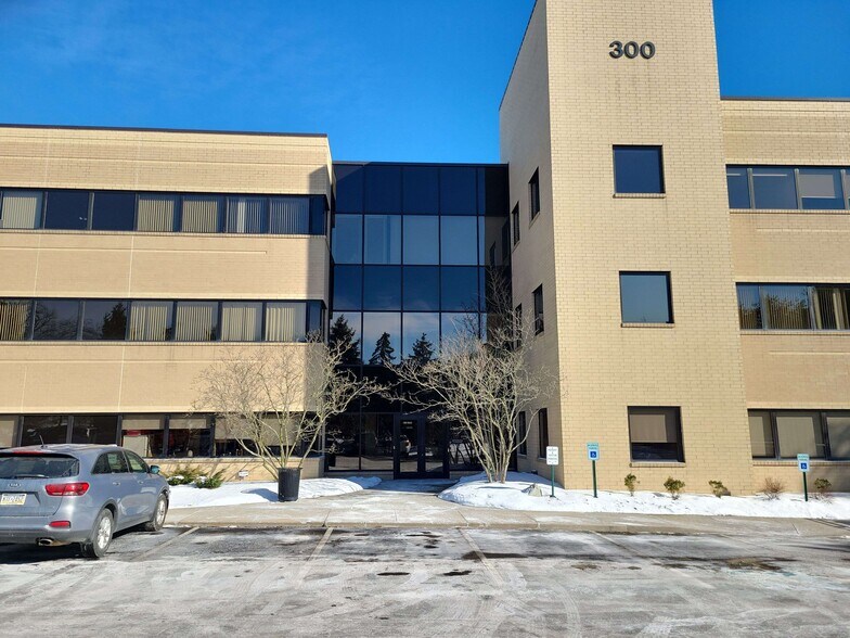 300 Northpointe Cir, Seven Fields, PA à louer - Photo intérieure - Image 3 de 12