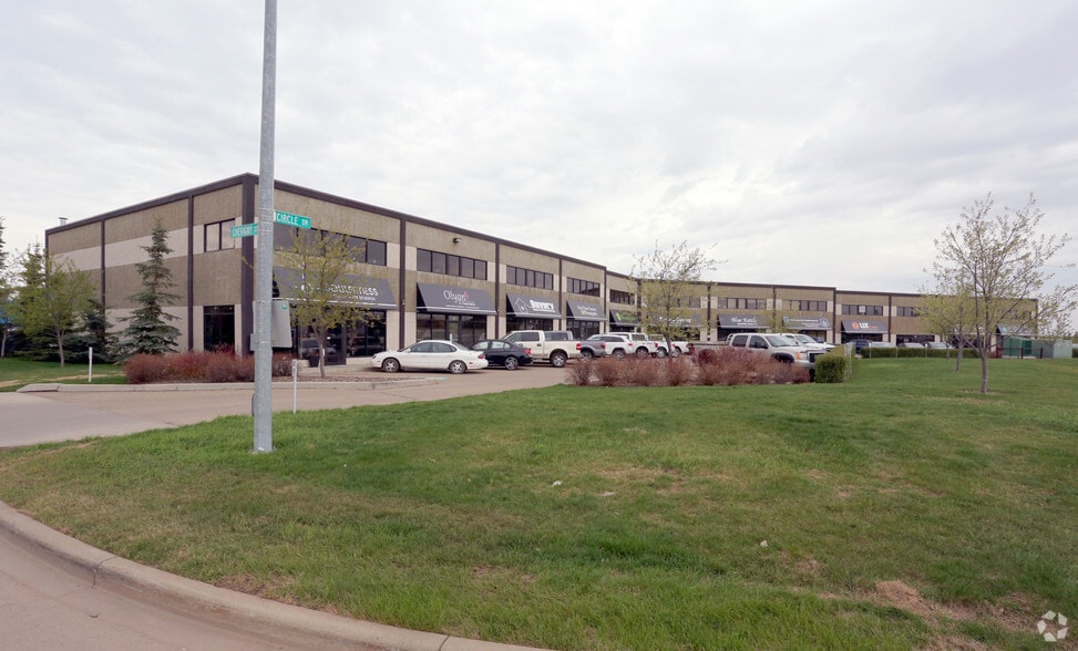 20 Circle Dr, St. Albert, AB à vendre - Photo du bâtiment - Image 2 de 5