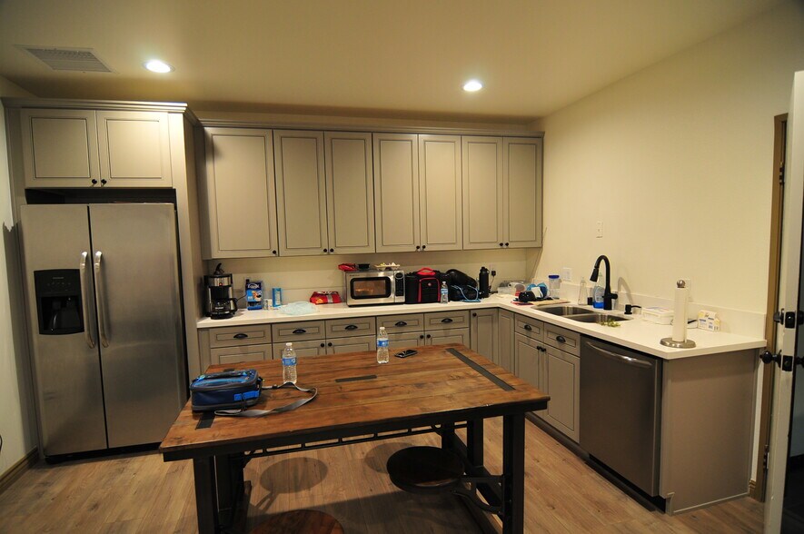 9301 Jordan Ave, Chatsworth, CA à louer - Photo du bâtiment - Image 2 de 10