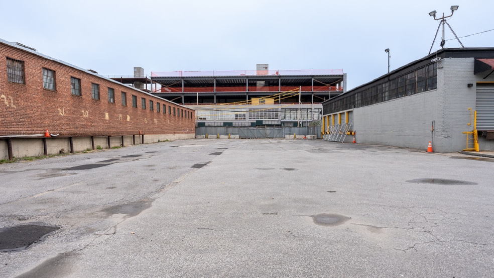 273 Meserole Ave, Brooklyn, NY for lease - Building Photo - Image 3 of 10