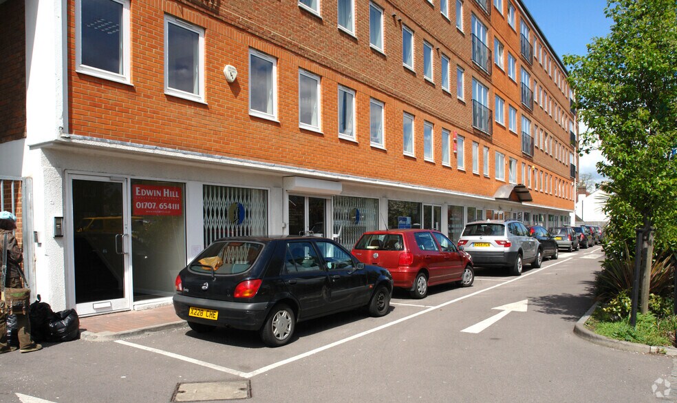 230 High St, Potters Bar à vendre - Photo du bâtiment - Image 2 de 36