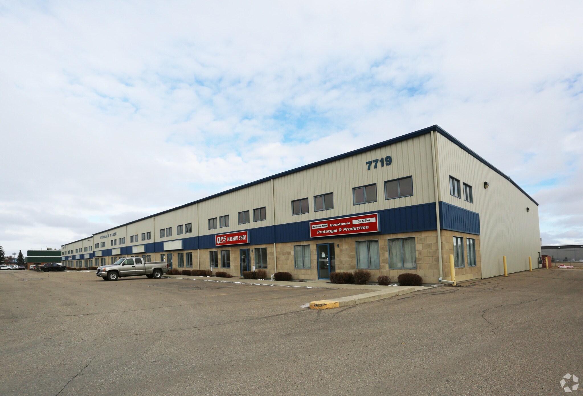 7719 Edgar Industrial Dr, Red Deer, AB à louer Photo du bâtiment- Image 1 de 6
