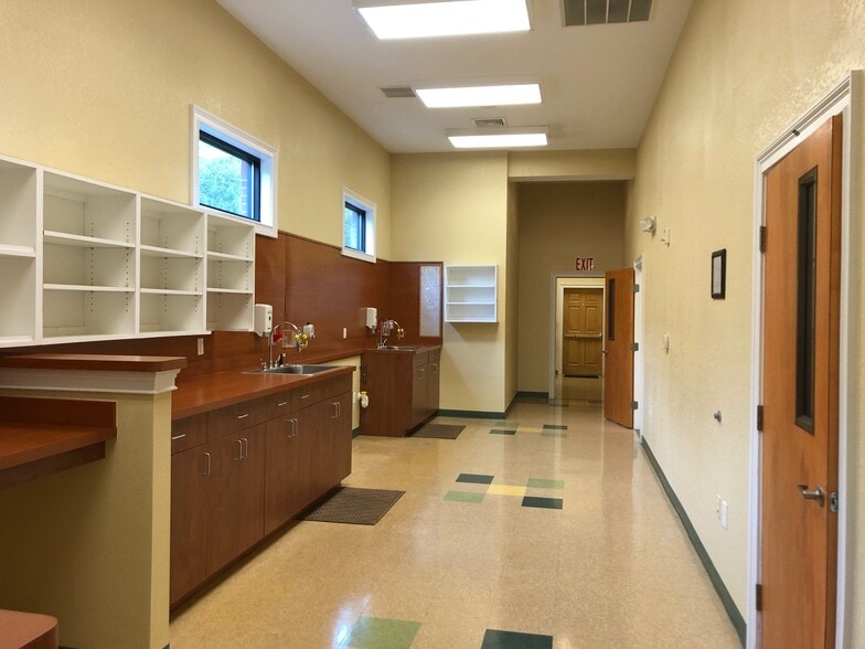 102 Northside Park, Elizabeth City, NC for sale - Interior Photo - Image 3 of 11