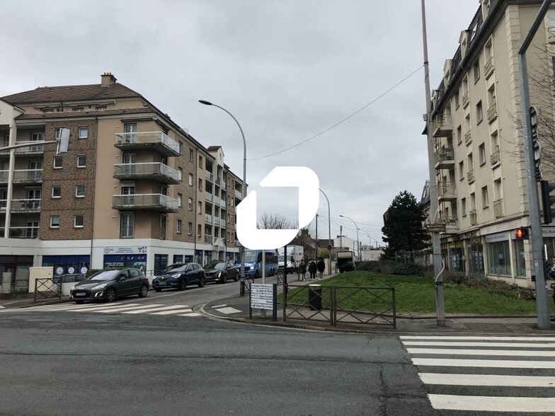 Retail in Poissy for lease - Building Photo - Image 1 of 1