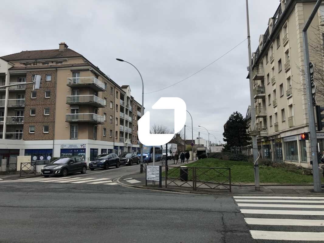 Retail in Poissy for lease Building Photo- Image 1 of 2