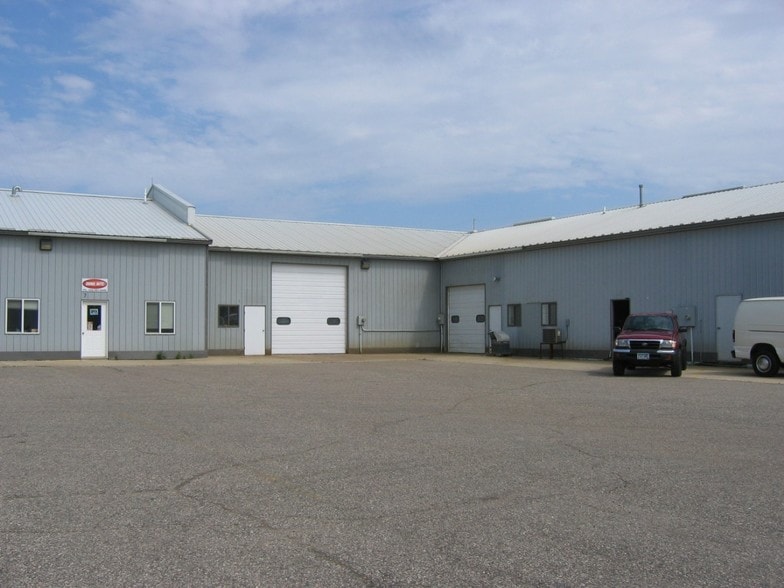 945 5th Ave SE, Hutchinson, MN for lease - Building Photo - Image 2 of 15