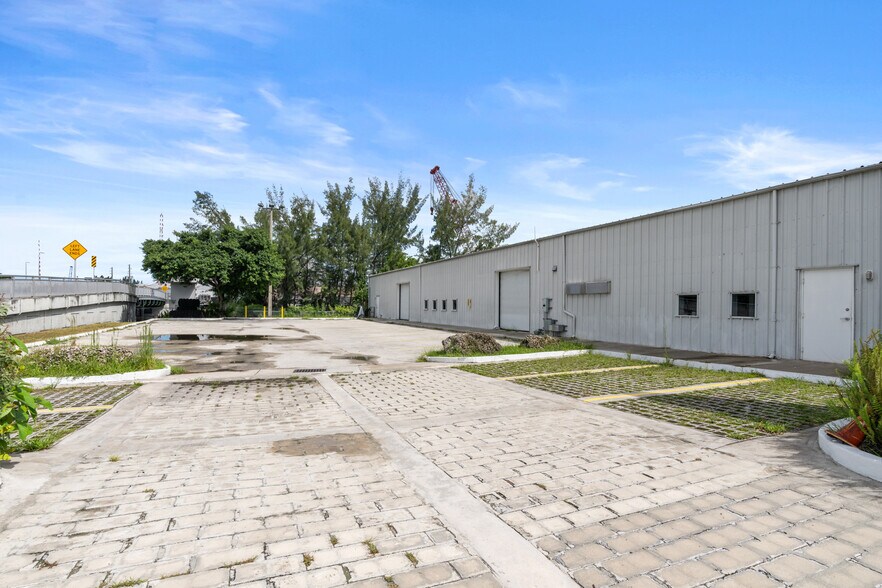 3075 NW South River Dr, Miami, FL à louer - Photo du bâtiment - Image 3 de 50