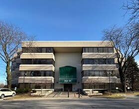 360 W Butterfield Rd, Elmhurst, IL à louer Photo du bâtiment- Image 2 de 7