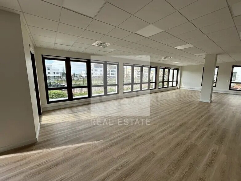 Office in Genas for lease - Building Photo - Image 3 of 12
