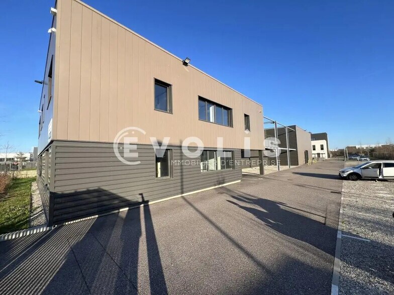 Office in Saint-Priest for lease - Building Photo - Image 1 of 18