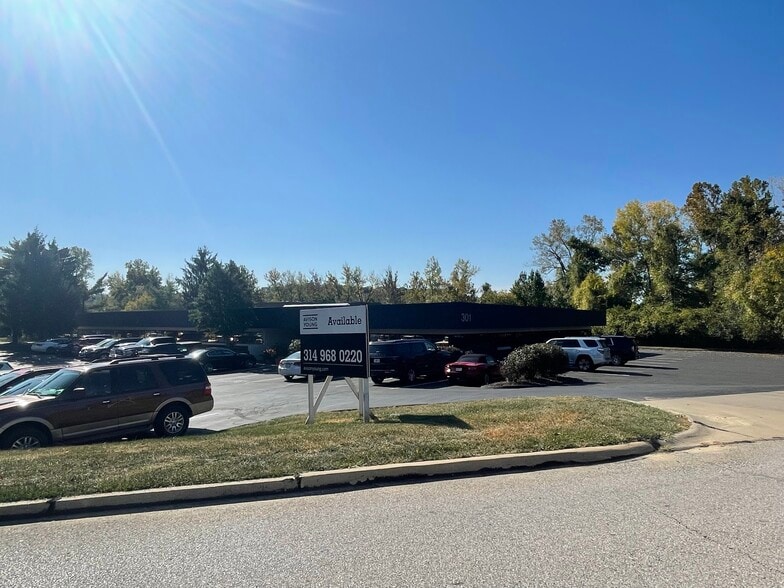 301 Sovereign Ct, Manchester, MO à louer - Photo du bâtiment - Image 3 de 8