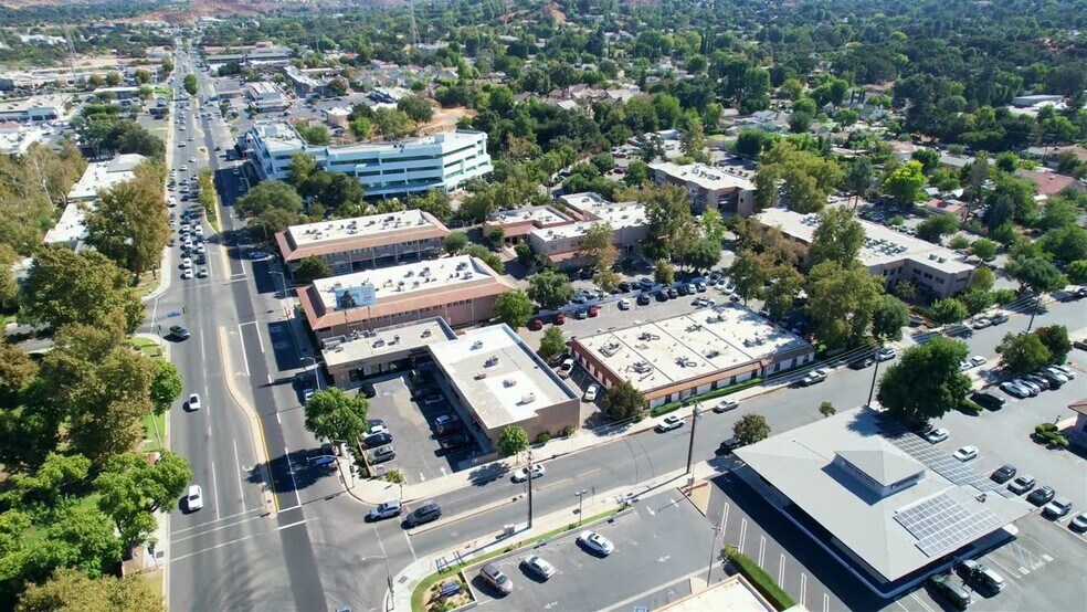 23548-23560 Lyons Ave, Newhall, CA à louer - Vidéo sur l’inscription commerciale - Image 2 de 9
