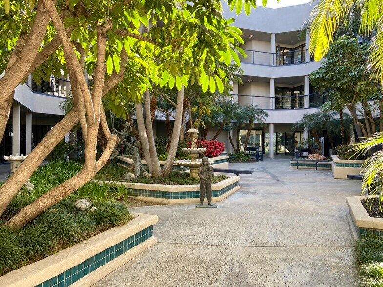 1403 N Tustin Ave, Santa Ana, CA à louer - Photo du bâtiment - Image 2 de 5