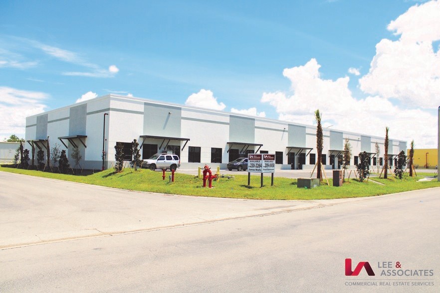 17081 Cam Ct, Fort Myers, FL à louer - Photo du bâtiment - Image 2 de 2