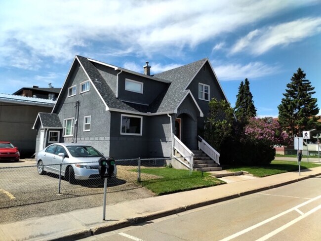 Plus de détails pour 5216 48 Ave, Red Deer, AB - Bureau à vendre