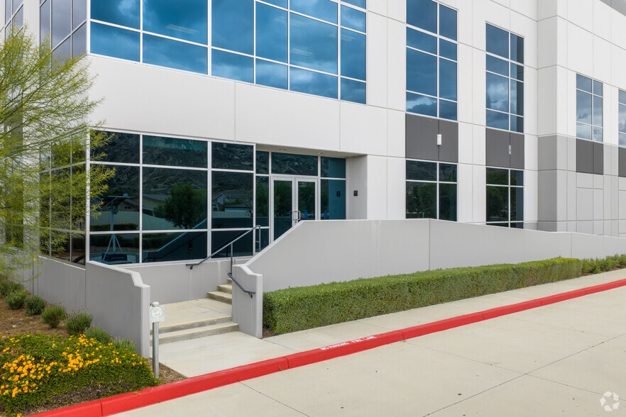 15996 Jurupa Ave, Fontana, CA for lease - Building Photo - Image 3 of 9