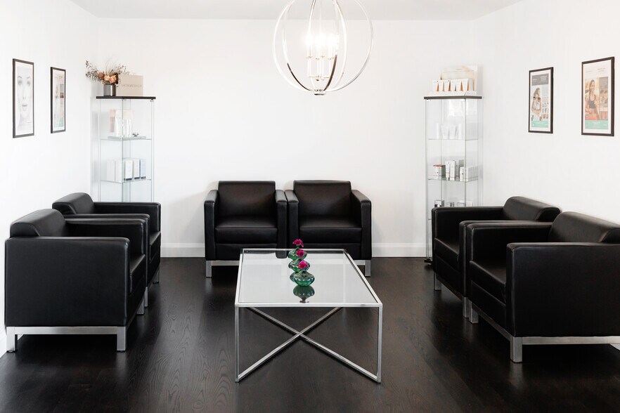 1533 Dundas St E, Whitby, ON à vendre - Photo du bâtiment - Image 3 de 12