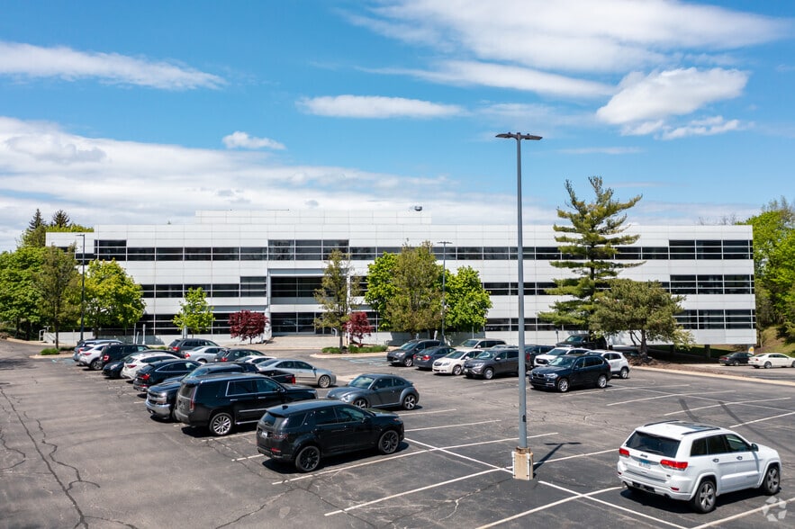 40900 Woodward Ave, Bloomfield Hills, MI for lease - Building Photo - Image 3 of 17