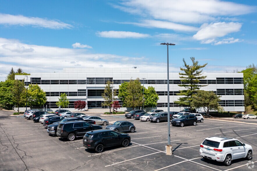 40900 Woodward Ave, Bloomfield Hills, MI à louer - Photo du bâtiment - Image 3 de 17