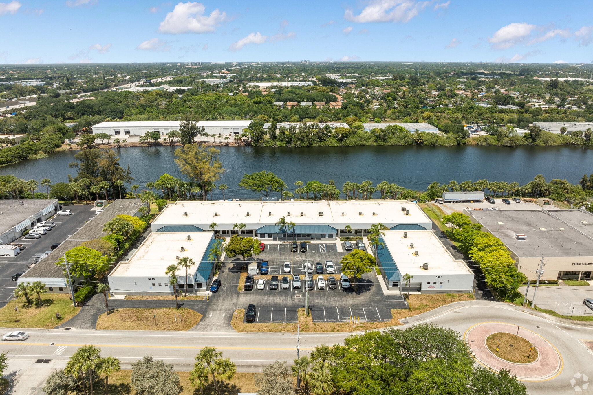 3825 Investment Ln, West Palm Beach, FL à louer Photo du bâtiment- Image 1 de 11
