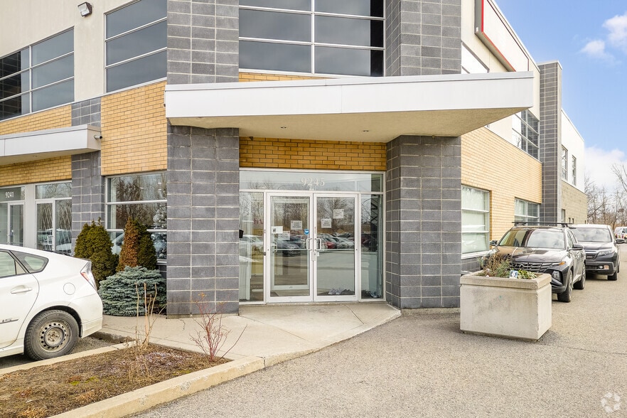 9233-9245 Rue Thimens, Montréal, QC for lease - Building Photo - Image 3 of 17