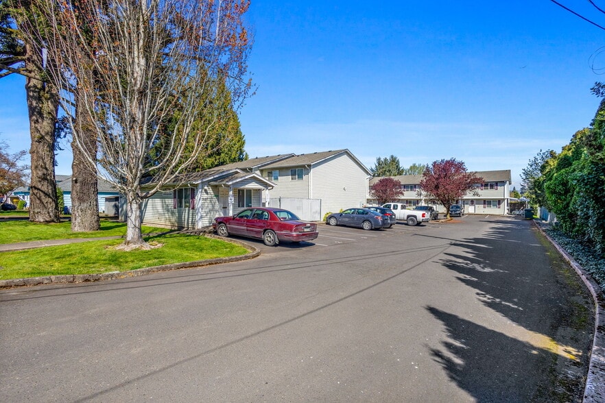 501 S Warren St, Monmouth, OR à vendre - Photo du bâtiment - Image 2 de 13